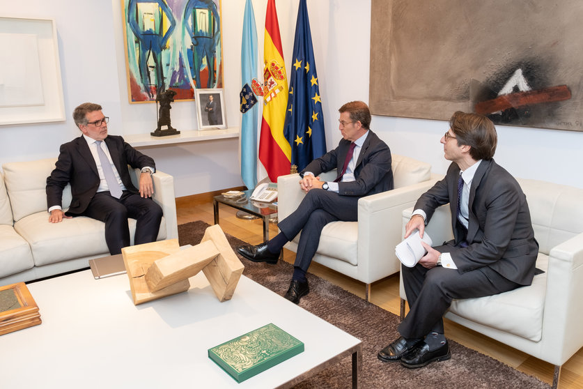 O titular do Goberno galego, Alberto Núñez Feijóo, acompañado polo conselleiro de Facenda, Miguel Corgos, reúnese co CEO de Altri, José Soares de Pina.