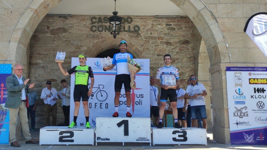 O podio da primeira edición do Trofeo Portus Apostoli (Foto: Federación Galega de Ciclismo)