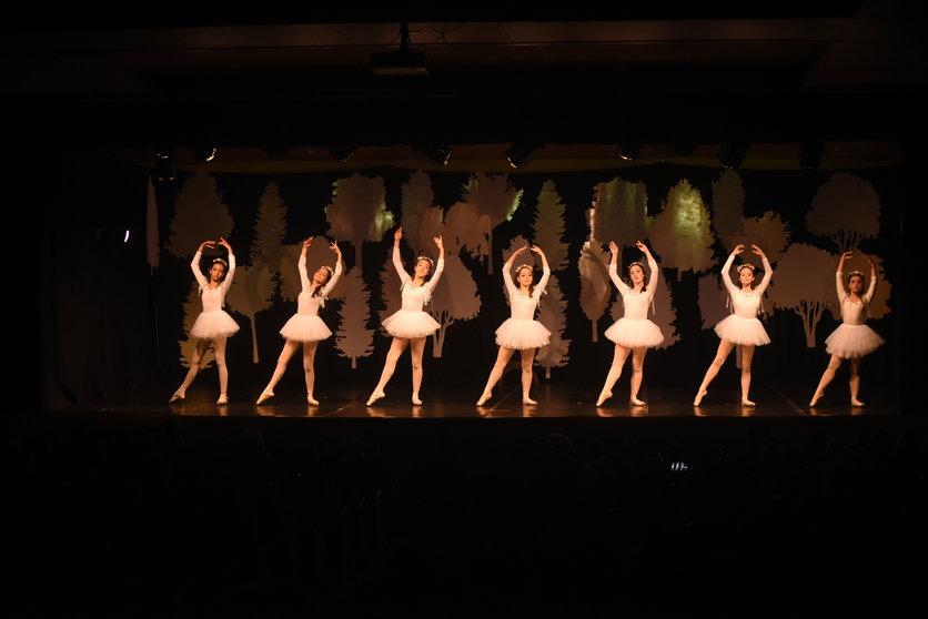 Bailarinas da Escola Municipal de Ballet durante o festival de clausura do curso