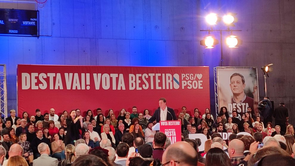 O candidato socialista Xosé Ramón Gómez Besteiro durante o peche de campaña en Santiago de Compostela  (Foto: N.N.)