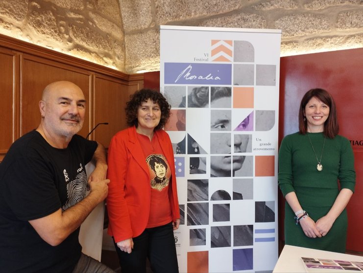 A alcaldesa Goretti Sanmartín, durante a presentación do festival xunto ao editor e escritor Antón Lopo e á deputada provincial Soledad Agra