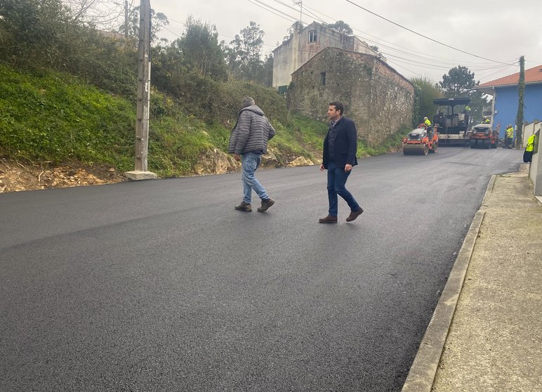 O alcalde de Boiro, José Ramón Romero, visitou as obras no lugar de Cariño, onde explicou o proxecto de arranxo do camiño de Nine cos fondos da AGADER 2024-2025.